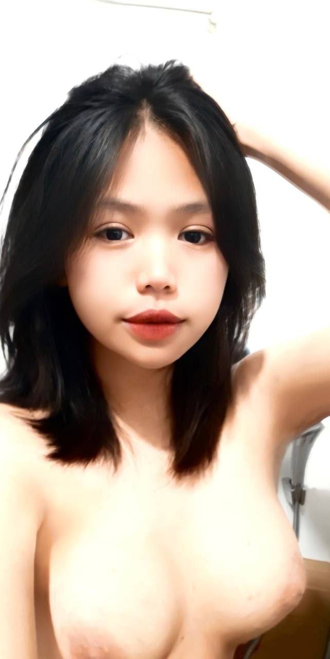 Người đẹp hàng đầu quỳ xuống đất và ngậm sâu vào cổ họng, và đạo cụ quan hệ tình dục với cái lồn không có lông của cô ấy [MP4/444MB]